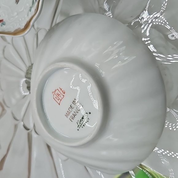 Shell Shaped Catchall Dish with Crest, Limoges - Picture 4 of 4